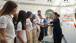 La presidenta Isabel Díaz Ayuso recibiendo a los estudiantes ganadores de Madrid Xplora