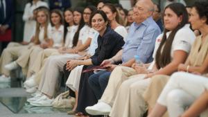 La presidenta Isabel Díaz Ayuso recibiendo a los estudiantes ganadores de Madrid Xplora