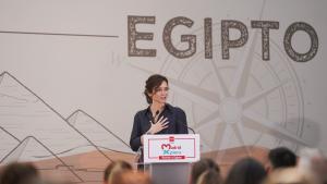 La presidenta Isabel Díaz Ayuso recibiendo a los estudiantes ganadores de Madrid Xplora
