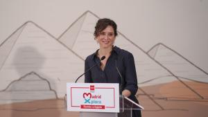 La presidenta Isabel Díaz Ayuso recibiendo a los estudiantes ganadores de Madrid Xplora