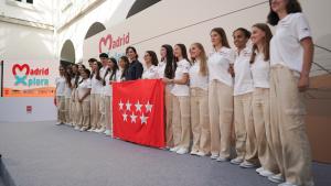 La presidenta Isabel Díaz Ayuso recibiendo a los estudiantes ganadores de Madrid Xplora
