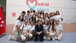 La presidenta Isabel Díaz Ayuso recibiendo a los estudiantes ganadores de Madrid Xplora
