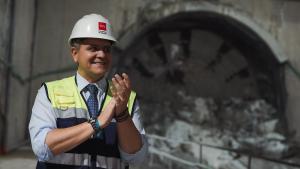 El consejero Jorge Rodrigo durante la unión de los dos frentes de excavación del túnel a la altura de la futura estación Madrid Río