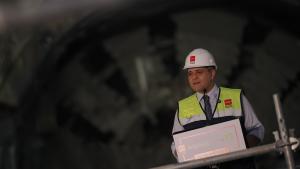 El consejero Jorge Rodrigo durante la unión de los dos frentes de excavación del túnel a la altura de la futura estación Madrid Río