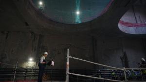 El consejero Jorge Rodrigo durante la unión de los dos frentes de excavación del túnel a la altura de la futura estación Madrid Río