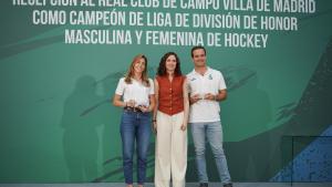 Díaz Ayuso felicita a los equipos de hockey hierba del Real Club de Campo Villa de Madrid tras su doblete ligero: “Sois parte de la historia del deporte” La presidenta recibiendo en la Real Casa de Postas a jugadores y a cuerpo técnico de los clubes masculino y femenino