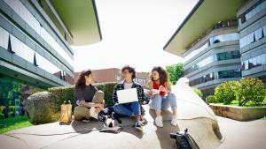 universitarios con beca Erasmus+