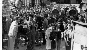 Fotografía de rodaje de Surcos. Imagen facilitada por Filmoteca Española Fotografía donde se ve muchas personas en un rodaje