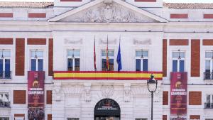 La Real Casa de Correos decorada con la bandera de España por la victoria en el Mundial de fútbol 2026