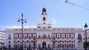 La Real Casa de Correos decorada con la bandera de España por la victoria en el Mundial de fútbol 2026