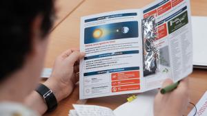 Díptico de la programación y el dispositivo especial por el eclipse solar total 