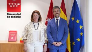 El consejero García Martín junto a la nueva presidenta de la Asociación de Víctimas del Terrorismo (AVT), Lucía Ruiz