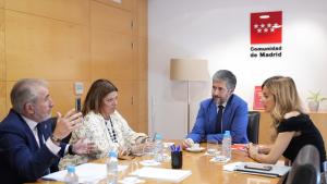 El consejero García Martín junto a la nueva presidenta de la Asociación de Víctimas del Terrorismo (AVT), Lucía Ruiz