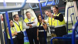 La presidenta Isabel Díaz Ayuso durante la visita para conocer el primer tren automático que prestará servicio en la Línea 6 de Metro en 2027