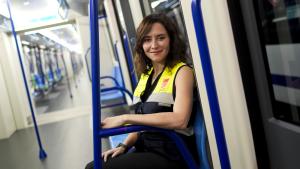 La presidenta Isabel Díaz Ayuso durante la visita para conocer el primer tren automático que prestará servicio en la Línea 6 de Metro en 2027