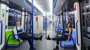 La presidenta Isabel Díaz Ayuso durante la visita para conocer el primer tren automático que prestará servicio en la Línea 6 de Metro en 2027