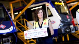 La presidenta Isabel Díaz Ayuso durante la visita para conocer el primer tren automático que prestará servicio en la Línea 6 de Metro en 2027