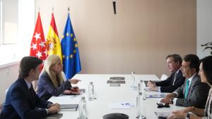 La consejera Albert con la Junta Directiva de la Asociación de Empresas del Comercio y la Industria del Metal
