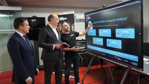 López-Valverde participa en la gincana Ciberhéroes El consejero Miguel López-Valverde durante la jornada lúdica para formar y concienciar a niños y jóvenes sobre la importancia de la seguridad digital