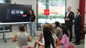 López-Valverde participa en la gincana Ciberhéroes El consejero Miguel López-Valverde durante la jornada lúdica para formar y concienciar a niños y jóvenes sobre la importancia de la seguridad digital
