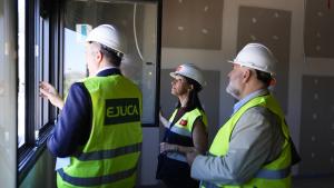 La Comunidad de Madrid creará 1.000 plazas escolares públicas en el barrio de El Cañaveral, en el distrito madrileño de Vicálvaro La consejera Zarzalejo en las obras del nuevo instituto público de El Cañaveral
