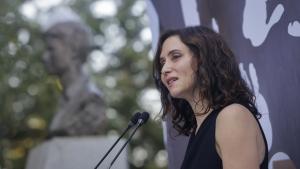 Díaz Ayuso: “España seguirá alzando la mirada recordando quién fue Miguel Ángel Blanco mientras que los que apoyaron a los herederos de ETA por un puñado de votos bajarán la cabeza” La presidenta Isabel Díaz Ayuso en el homenaje a Miguel Ángel Blanco