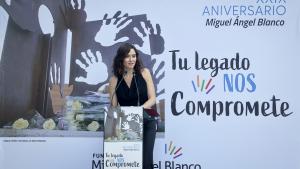 Díaz Ayuso: “España seguirá alzando la mirada recordando quién fue Miguel Ángel Blanco mientras que los que apoyaron a los herederos de ETA por un puñado de votos bajarán la cabeza” La presidenta Isabel Díaz Ayuso en el homenaje a Miguel Ángel Blanco