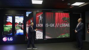 La Comunidad de Madrid y LG Electronics exploran el potencial de la IA en las plataformas de comunicación con los ciudadanos El consejero López-Valverde en el Centro de Innovación de LG Electronics