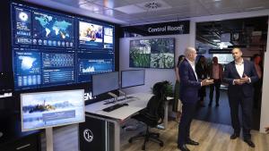 La Comunidad de Madrid y LG Electronics exploran el potencial de la IA en las plataformas de comunicación con los ciudadanos El consejero López-Valverde en el Centro de Innovación de LG Electronics