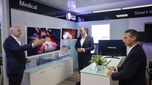 La Comunidad de Madrid y LG Electronics exploran el potencial de la IA en las plataformas de comunicación con los ciudadanos El consejero López-Valverde en el Centro de Innovación de LG Electronics
