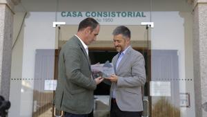 El consejero Miguel Ángel García Martín durante su visita a actuaciones en Alpedrete para mejorar las infraestructuras y los servicios públicos