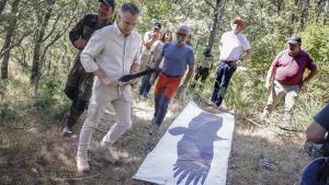 El consejero Carlos Novillo durante el anillamiento de crías de buitre negro 