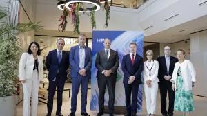 El consejero Miguel López-Valverde durante la reunión con Phil Mottram para abordar nuevas líneas de automatización e infraestructuras digitales