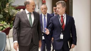 El consejero Miguel López-Valverde durante la reunión con Phil Mottram para abordar nuevas líneas de automatización e infraestructuras digitales