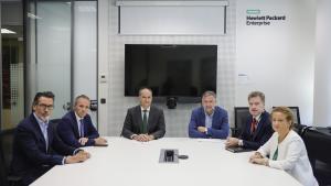 El consejero Miguel López-Valverde durante la reunión con Phil Mottram para abordar nuevas líneas de automatización e infraestructuras digitales