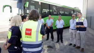 El consejero Jorge Rodrigo durante su visita en Villa del Prado a conductores de autobuses interurbanos