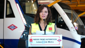 La presidenta Isabel Díaz Ayuso durante la visita para conocer el primer tren automático que prestará servicio en la Línea 6 de Metro en 2027