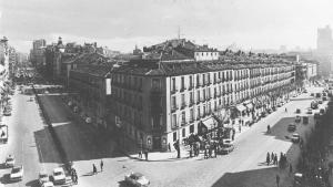 Manzana que hace esquina entre la calle Princesa y la calle Alberto Aguilera, en los años 50, desde 1974 ocupada por unos grandes almacenes. Manzana que hace esquina entre la calle Princesa y la calle Alberto Aguilera, en los años 50, desde 1974 ocupada por unos grandes almacenes.