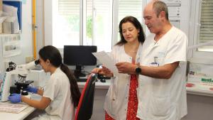 Los doctores Paloma Merino y Alberto Delgado