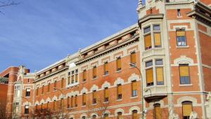 El Hospital desde la calle O'Donell Fachada del Edificio A
