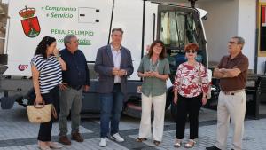 La Comunidad de Madrid renueva el asfaltado y dota de nueva maquinaria de limpieza al municipio de Perales de Tajuña El viceconsejero Sánchez en Perales de Tajuña