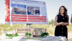La consejera Fátima Matute durante la presentación del futuro Centro de Salud Mental de Majadahonda dependiente del Hospital Puerta de Hierro Majadahonda
