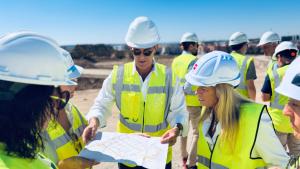 La consejera Rocío Albert durante su visita a las obras Urbanización Cerro del Baile para conocer sus medidas de prevención frente a episodios de altas temperaturas