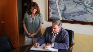 La Comunidad de Madrid renueva el asfaltado y dota de nueva maquinaria de limpieza al municipio de Perales de Tajuña El viceconsejero Sánchez en Perales de Tajuña