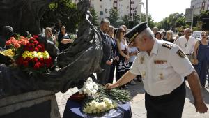 La Comunidad de Madrid rinde homenaje a las víctimas del atentado de ETA en la Plaza de la República Dominicana en su 40º aniversario El consejero García Martín en el homenaje a las víctimas del atentado de ETA en la Plaza de la República Dominicana