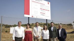 La Comunidad de Madrid invierte cerca de 3 millones de euros en la nueva sede de la Mancomunidad de la Sierra Norte que dará servicio a 42 municipios El consejero García Martín en su visita a la localidad de Lozoyuela