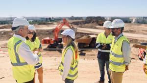 La consejera Rocío Albert durante su visita a las obras Urbanización Cerro del Baile para conocer sus medidas de prevención frente a episodios de altas temperaturas