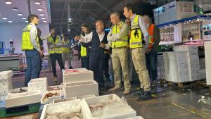 Novillo visita la plataforma de distribución de alimentos frescos Mercamadrid El consejero Carlos Novillo durante la visita a la plataforma de distribución de alimentos frescos Mercamadrid para conocer el trabajo en los puestos de asentadores de pescado adjudicatarios de las ayudas de los Innobonos 2026