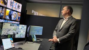 López-Valverde se reúne con el vicepresidente para España y Portugal de Samsung Electronics El consejero Miguel López-Valverde durante su reunión para avanzar en la estrategia de modernización de los servicios públicos