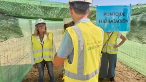 La consejera Rocío Albert durante su visita a las obras Urbanización Cerro del Baile para conocer sus medidas de prevención frente a episodios de altas temperaturas